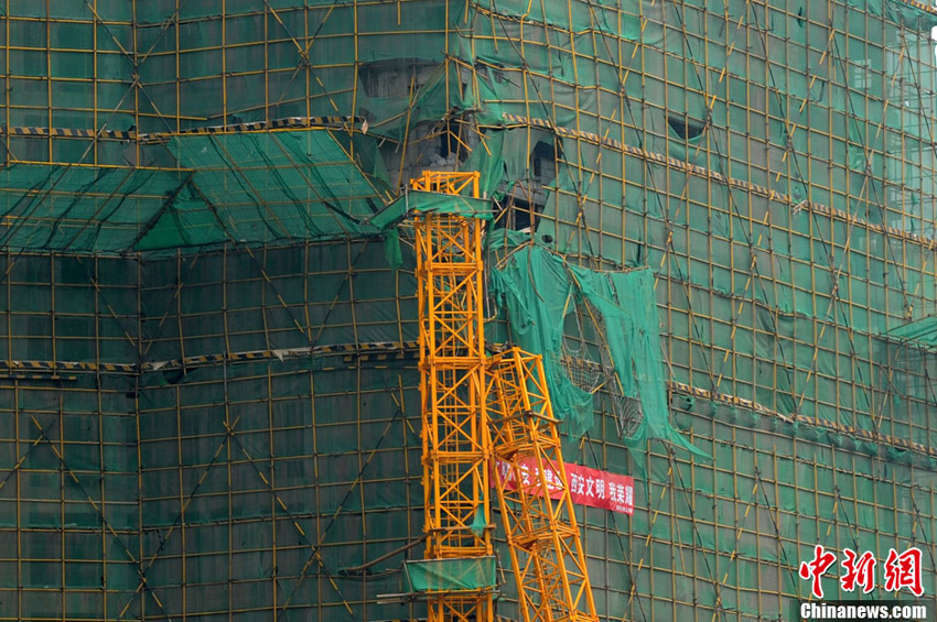 高清:西安一建筑工地发生塔吊倒塌事故 已致4