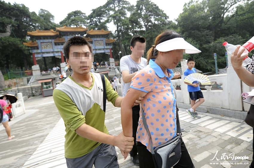 高清:北京警方颐和园抓黑导游 一刻钟逮捕10人