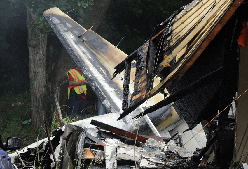 高清:美国一小型飞机坠毁居民区 多人死亡或失踪