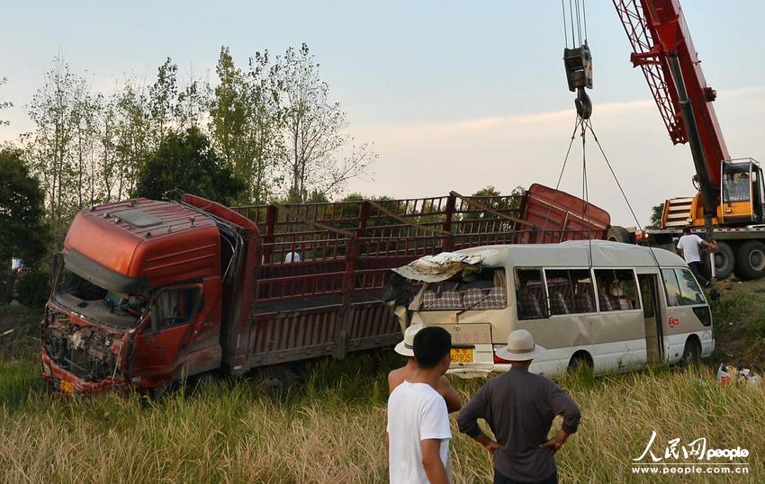 高清:河南光山大货车与中巴客车碰撞致11人遇