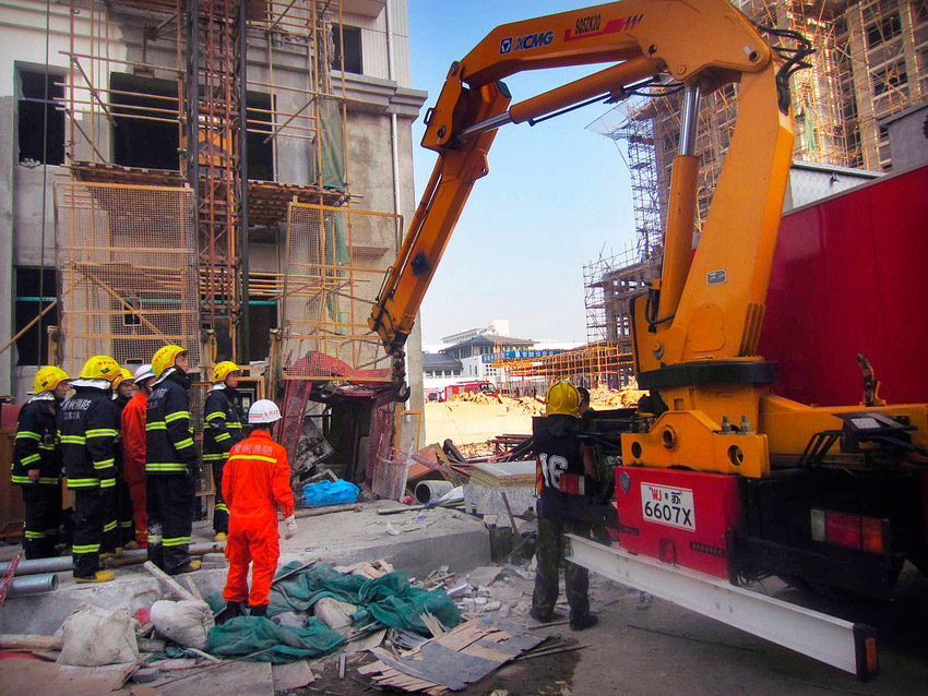 江苏常州施工电梯20米高空坠落 5名工人死亡