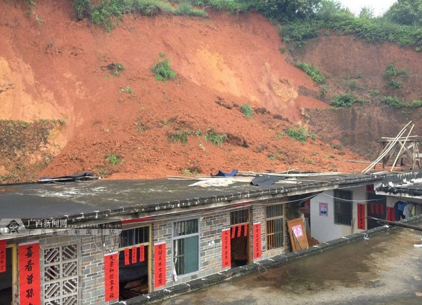 广西钦州浦北县发生山体滑坡 民房被埋一人遇