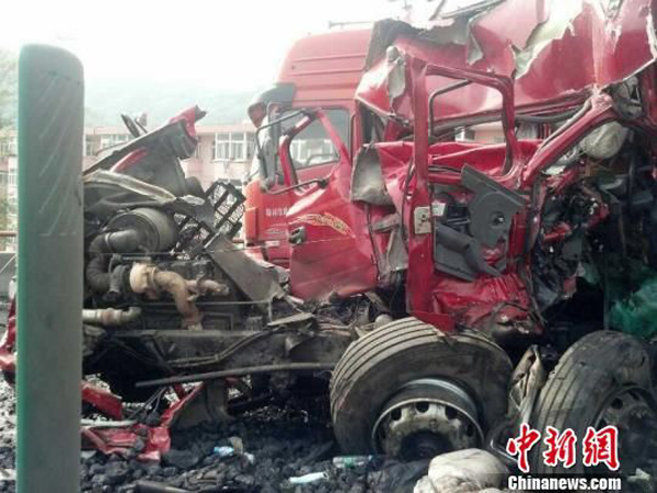 煤车事故图片:陕西铜川市境内15车连撞已致1死1伤