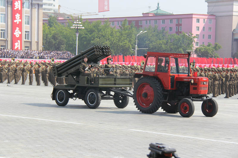 高清:朝鲜举行阅兵式和群众游行庆祝国庆65周