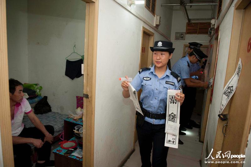 北京:法院强制腾退小区地下室伯余格籽间 未搬