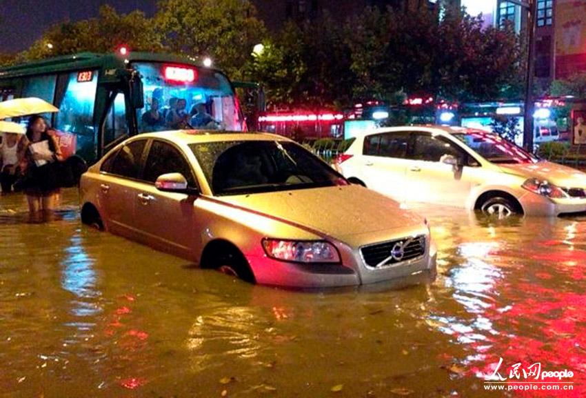 杭州突遭暴风骤雨 道路积水成河行人受阻