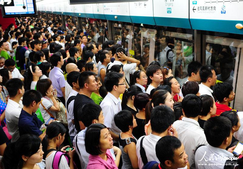 高清:广州地铁八号线突发故障 大量乘客聚集站