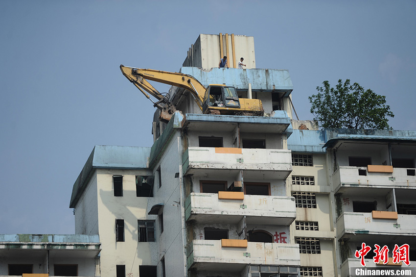 高清:重庆现最牛建筑拆除作业 挖掘机爬上高楼