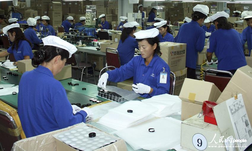 高清:朝韩重启开城工业园 实拍生产线上的朝鲜工人【2