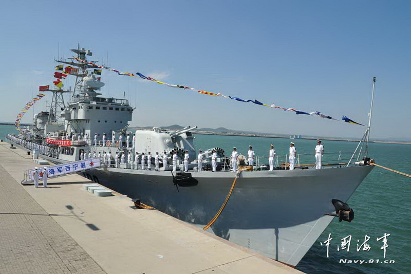 高清:海军国产第一代导弹驱逐舰西宁舰退役