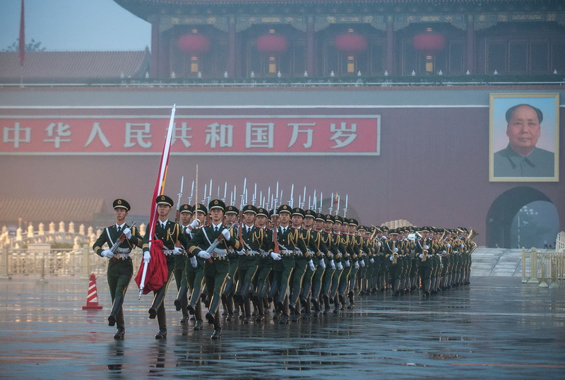 10月1日，国旗护卫队冒雨护卫国旗走向天安门广场。