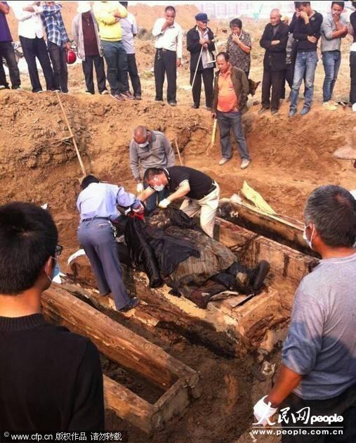 高清:河南项城挖出身着清朝官服干尸 尸体保存