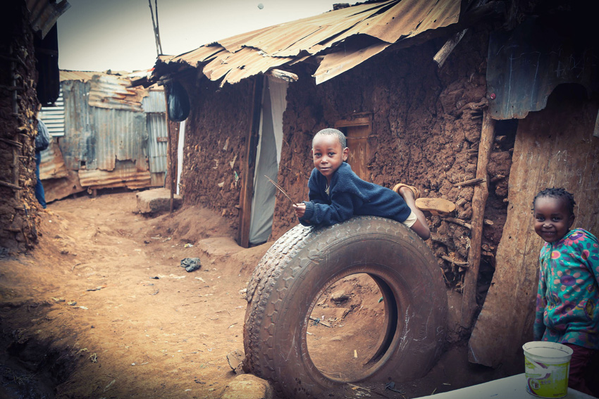 高清:摄影师记录非洲极端贫困人群的生活