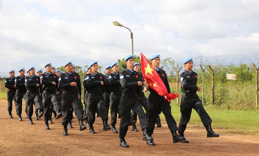 高清:中国维和警察防暴队在利比里亚举行首次升旗仪式