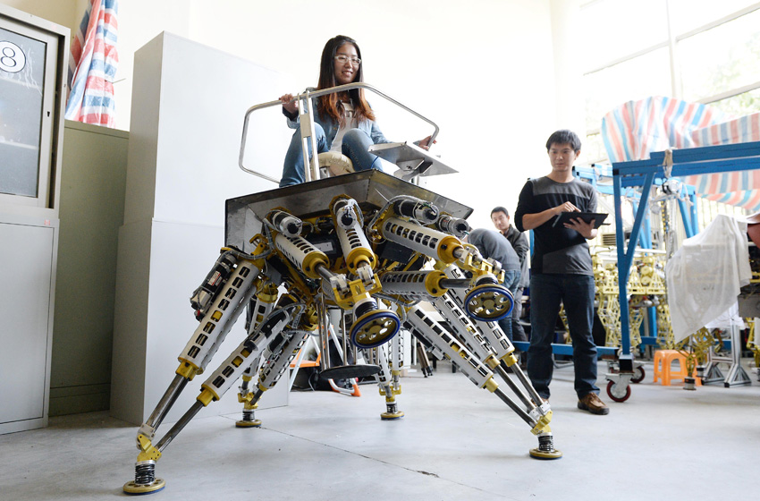 高清:上海交大研发六爪章鱼机器人亮相