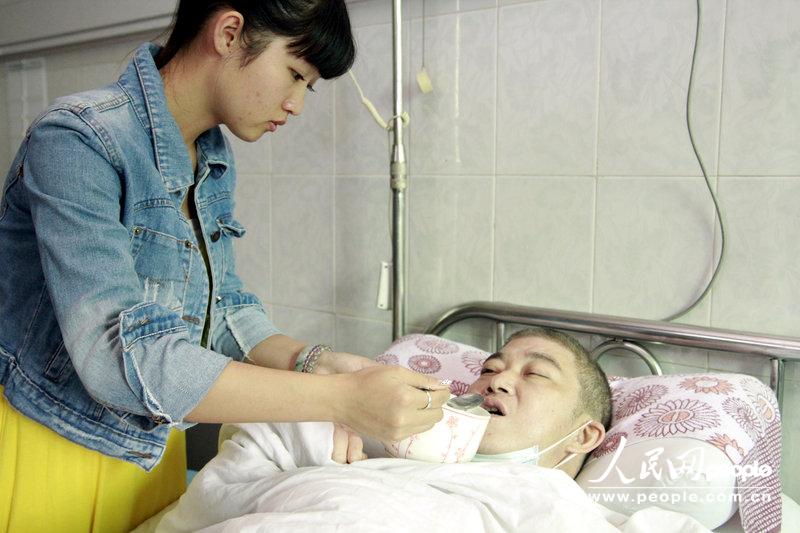 高清:广州20岁少女征婚救父 称支付手术费愿