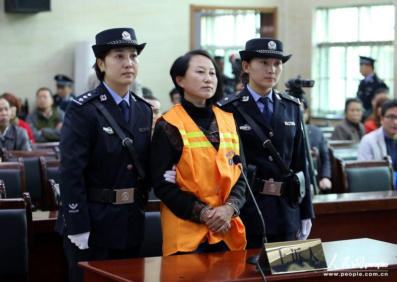2013年10月31日，陕西省榆林市，上诉人龚爱爱在法庭上。/CFP