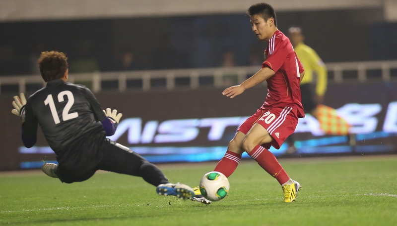 中国队球员武磊（右）在比赛中射门。新华社记者曹灿摄