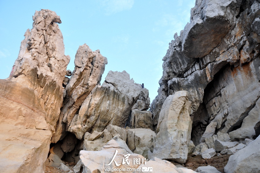 江西湖口:鄱阳湖水落 石钟山溶洞露真容