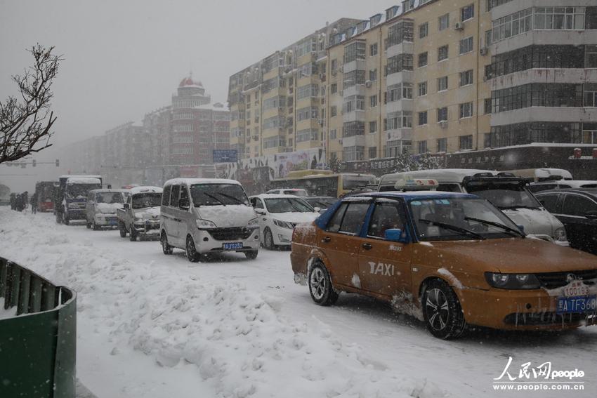哈尔滨暴雪持续近40小时 交通严重堵塞