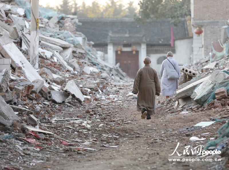高清:西安城中村改造被拆迁 小学被废墟包围成