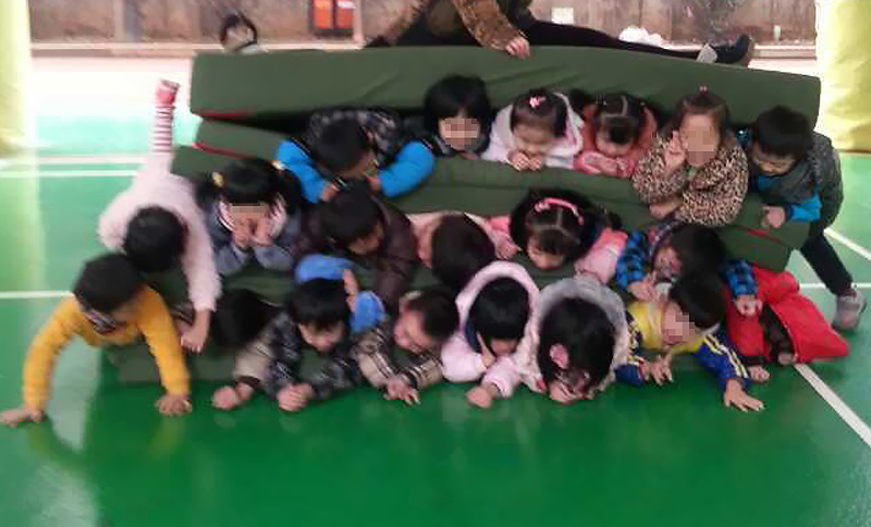 长沙10余幼儿叠3层人肉坐垫 老师坐上方