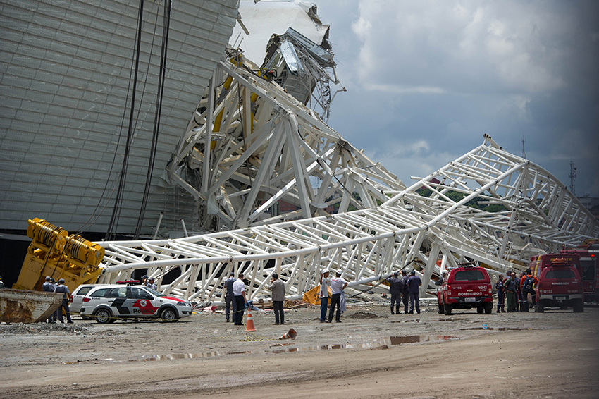 巴西世界杯开幕场地吊车倒塌造成2人死亡