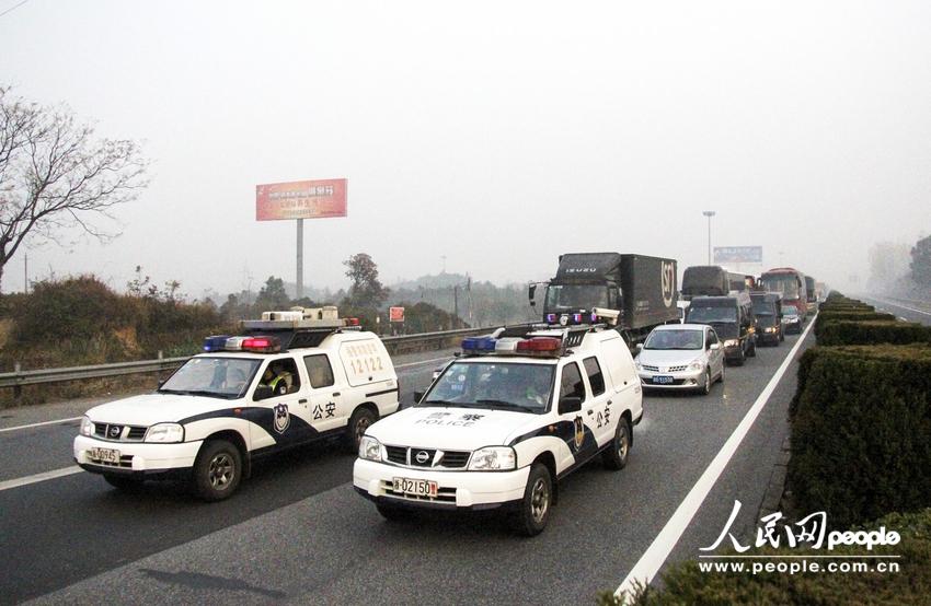 浙江重度雾霾致高速路能见度低 警车带路通行