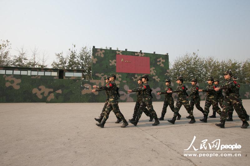 2013年11月8日，北京军区第38集团军某旅，正在训练的特战女兵。CFP