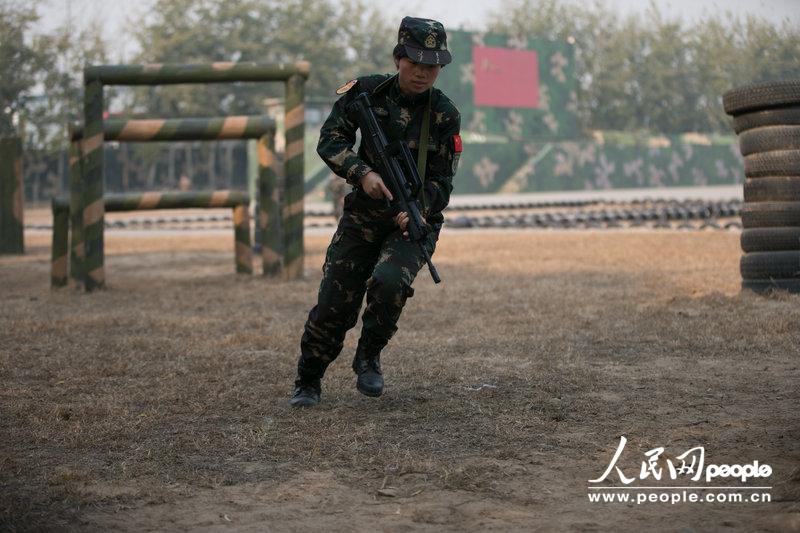 揭秘首支女子特战连:<em>女兵训练</em>长肉穿不上紧身
