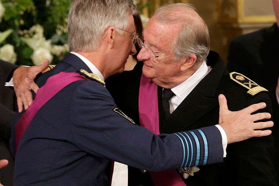 7月21日,在比利时首都布鲁塞尔的皇宫内,比利时国王阿尔贝二世(右)在退位仪式上与王储菲利普王子拥抱。当日是比利时国庆日,现年79岁的比利时国王阿尔贝二世将王位交给53岁的王储菲利普王子。