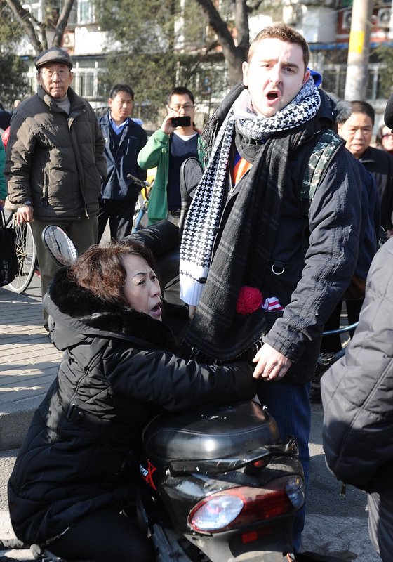 北京:撞大妈老外被拘12日遣送出境(图)
