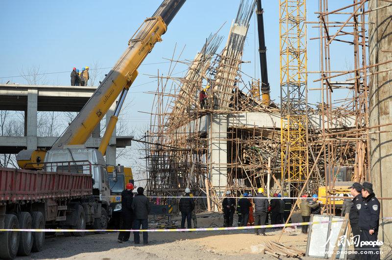 河北辛集:水泥厂坍塌事件仍有4人被困