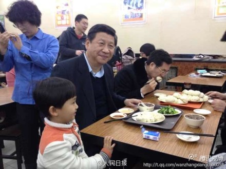 习近平排队买包子图片