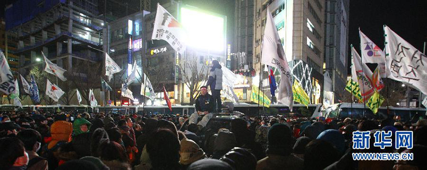 12月28日，民众在韩国首尔光化门广场一带进行示威游行。韩国多个民间团体当日在首尔举行示威游行，抗议铁路民营化。韩国全国铁路工会从本月9日上午9时开始罢工，抗议韩国铁道公社和政府推动铁路民营化。韩国总统朴槿惠23日说，政府不会对罢工做出“毫无原则的妥协”。新华社记者姚琪琳摄