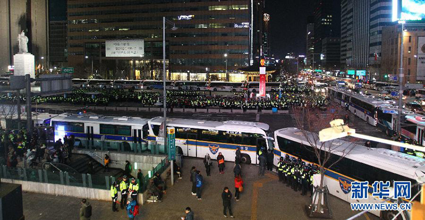 12月28日，在韩国首尔光化门广场一带，警察用大巴将光化门广场围住，阻止示威者进入。韩国多个民间团体当日在首尔举行示威游行，抗议铁路民营化。韩国全国铁路工会从本月9日上午9时开始罢工，抗议韩国铁道公社和政府推动铁路民营化。韩国总统朴槿惠23日说，政府不会对罢工做出“毫无原则的妥协”。新华社记者姚琪琳摄
