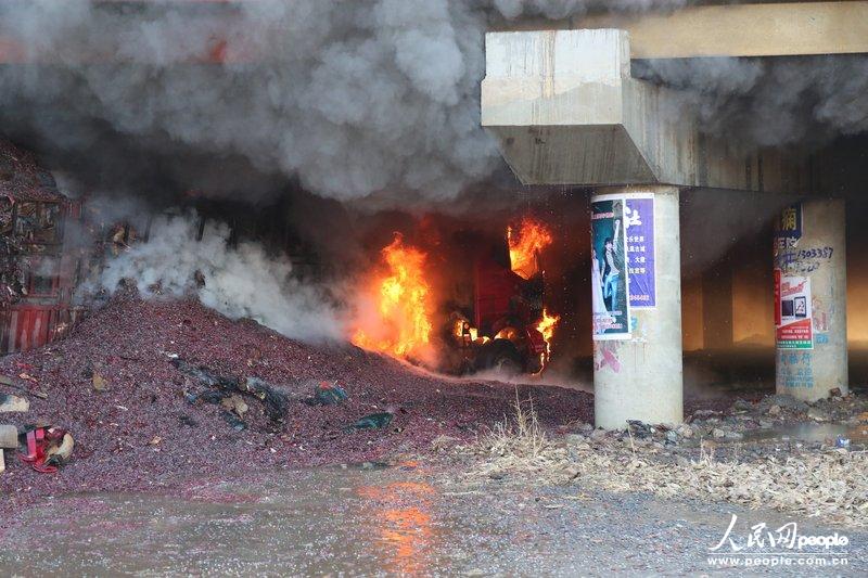 京港澳高速一载烟花大货车爆炸 距京广高铁50米【2】