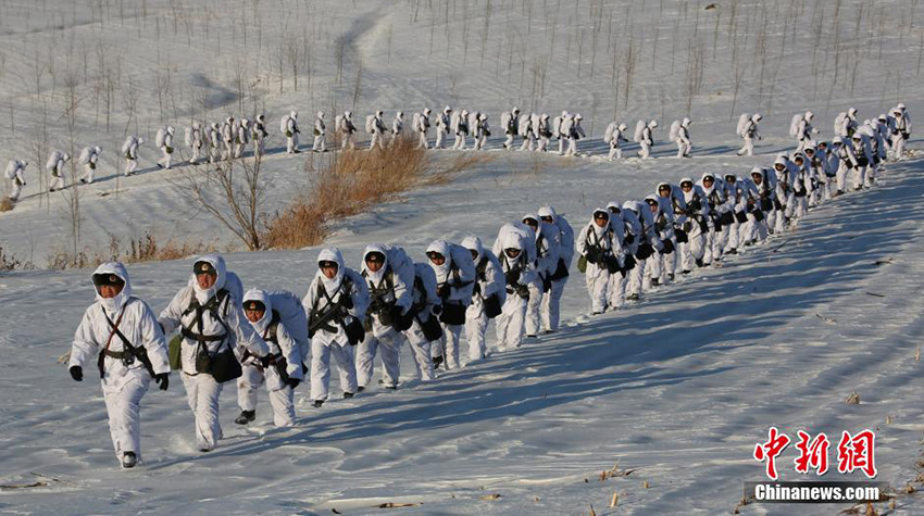 沈阳军区某红军师数千官兵挺进林海雪原冬训