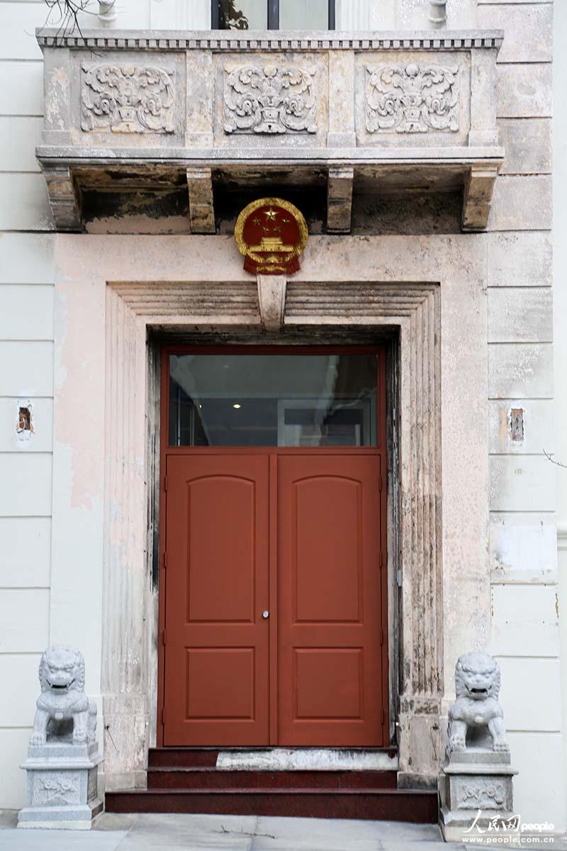 组图驻旧金山领馆被烧大门换上新国徽