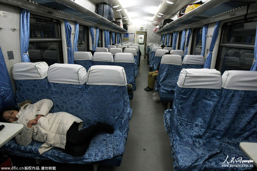 成都开往深圳临客车厢乘客稀少 旅客座位上睡