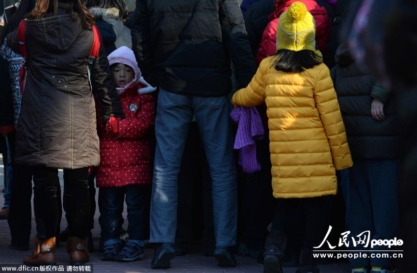 北京市新少年宫启用首日报名场面火爆 大门被