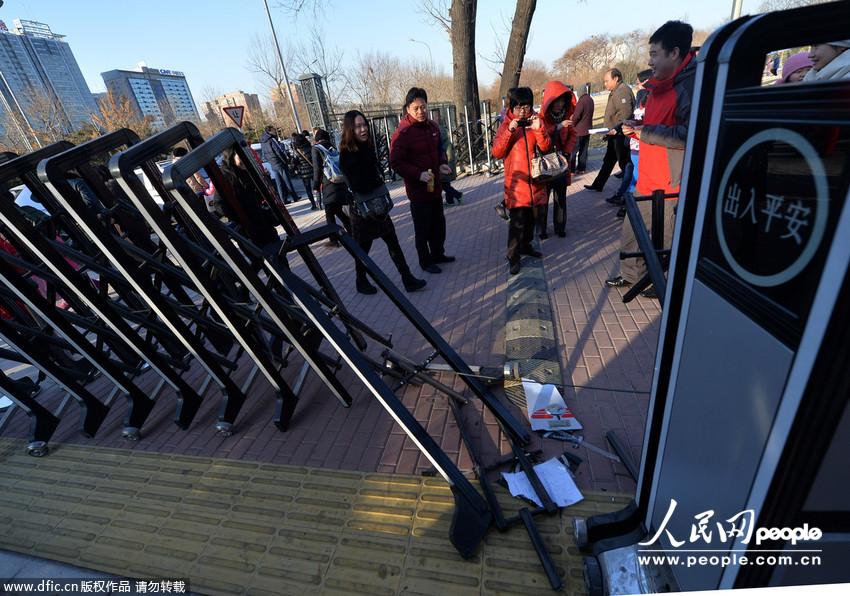 北京市新少年宫启用首日报名场面火爆 大门被