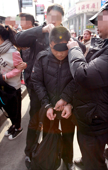 1月19日,上海市公安局城市轨道和公交总队反扒支队队员为扒窃嫌疑人戴
