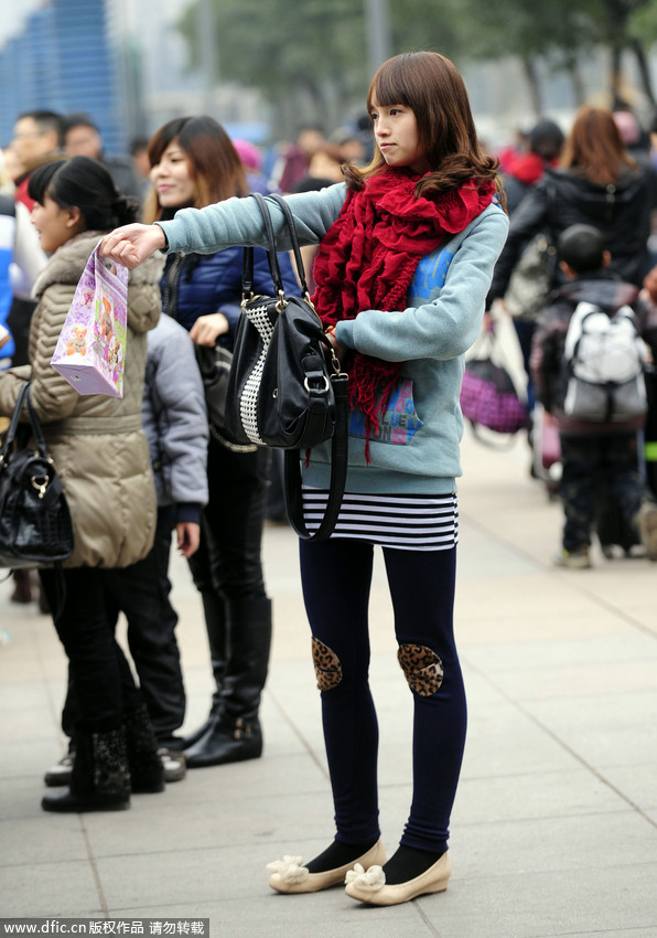 2012年1月12日，重庆龙头寺火车站过往旅客，回家的年轻人越来越时尚。图为穿上补巴裤的美女朴素新潮。东方IC