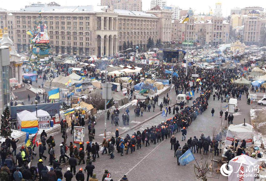 当地时间2014年1月28日，乌克兰基辅，反政府示威持续。已经进行近2个月的乌克兰抗议示威活动逐渐向政府支持率较高的东部地区扩散。27日，乌克兰总统府宣布，总统亚努科维奇同意废除反示威法律。MAXIM SHIPENKOV/CFP