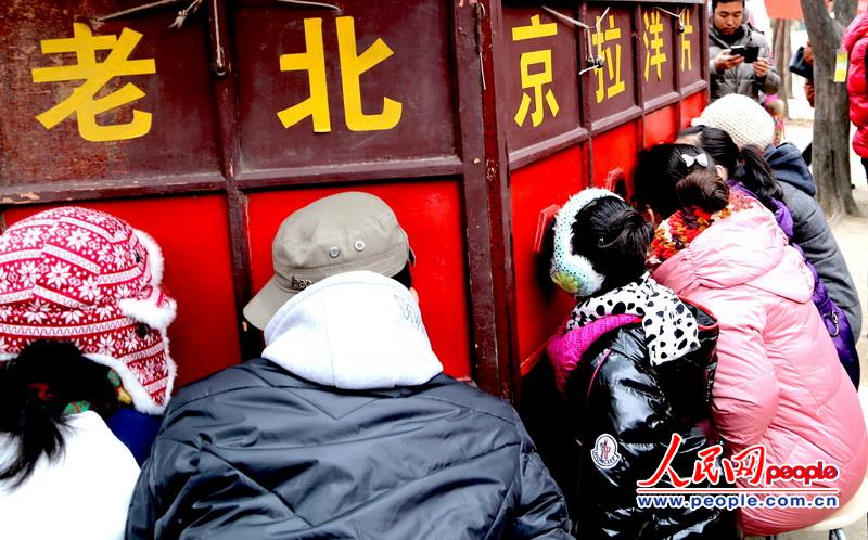 高清:北京老百姓逛庙会 人流如织年味浓
