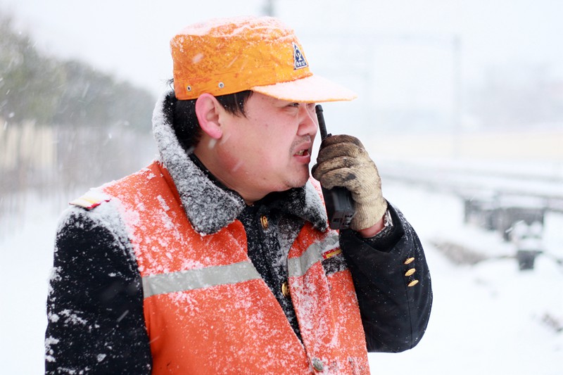 高清:开封火车站除雪突击队