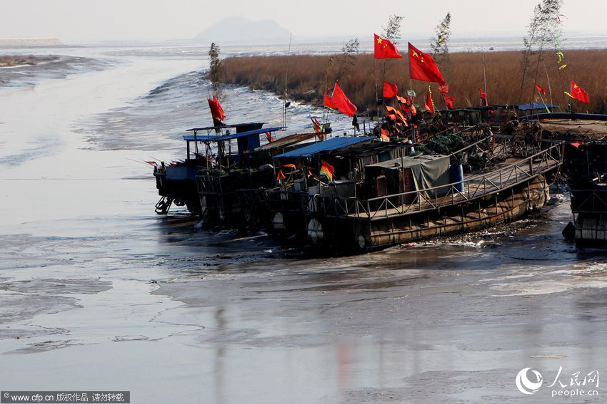 江苏海州湾现大面积海冰 渔船被冻海面