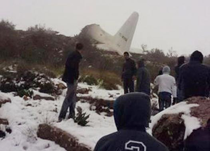 2月11日在阿尔及利亚东部乌姆布瓦吉省拍摄的军用飞机坠毁事故现场。