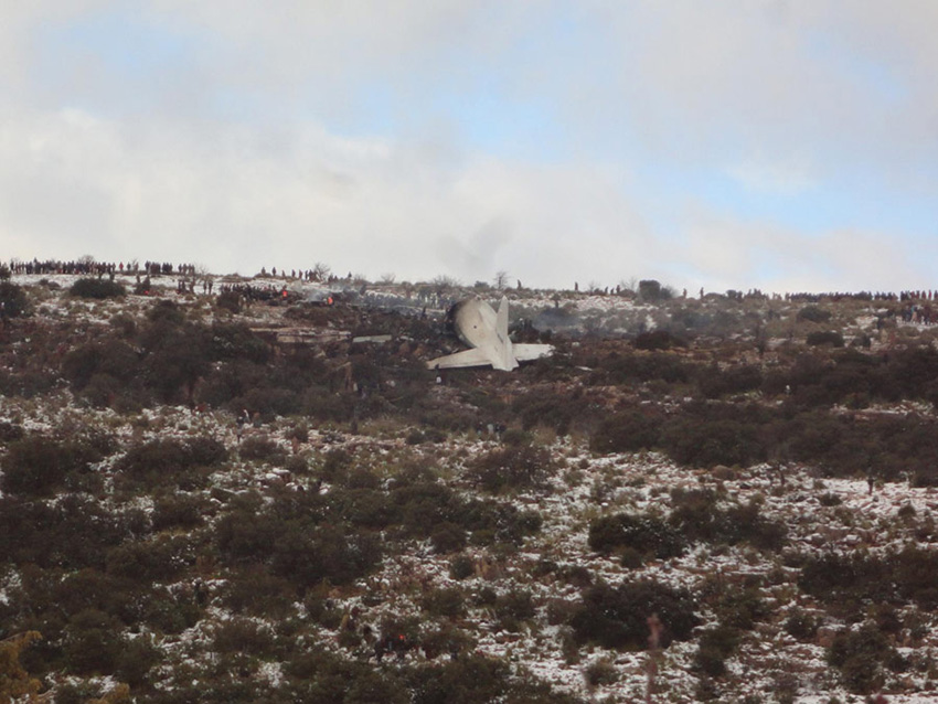 2月11日在阿尔及利亚东部乌姆布瓦吉省拍摄的军用飞机坠毁事故现场。（图片来源网络）